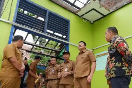 Atap SMPN 1 Gedangan ambruk, Bupati Sidoarjo Subandi sidak dan percepat perbaikan lewat skema PTT. Target selesai setelah Lebaran.