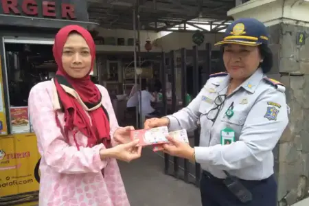 Pemkot Surabaya luncurkan Voucher Parkir Suroboyo untuk pembayaran non-tunai di parkir tepi jalan umum. Simak harga, cara beli, dan keuntungannya.