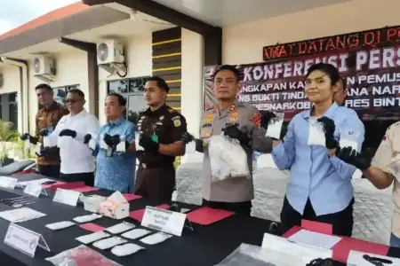 Polres Bintan ungkap 2 kg sabu di Tanjungpinang, tiga tersangka termasuk pasutri terancam hukuman mati sesuai UU Narkotika.