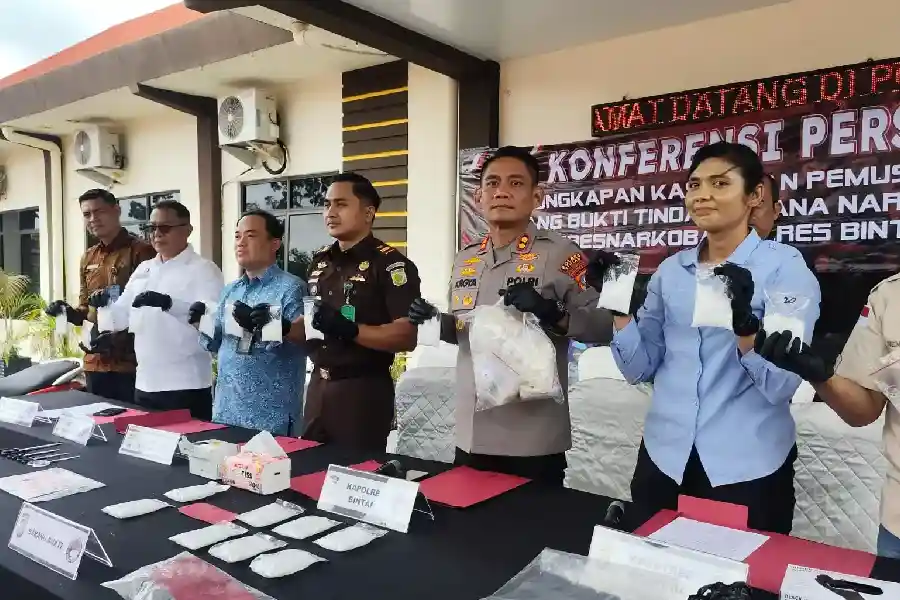 Polres Bintan Bongkar Jaringan Sabu 2 Kg, Pasutri dan Seorang Perempuan Terancam Hukuman Mati Polres Bintan ungkap 2 kg sabu di Tanjungpinang, tiga tersangka termasuk pasutri terancam hukuman mati sesuai UU Narkotika.