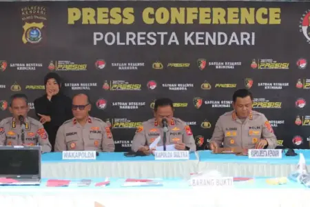 Dua Pelaku Pembunuhan Berencana di Kendari Ditangkap, Motif Diduga Gara-gara Tergiur Emas 25 Gram Polisi ungkap pembunuhan berencana di Kendari bermotif perhiasan emas 25 gram. Dua terduga pelaku ditangkap dan dijerat pasal berlapis KUHP.