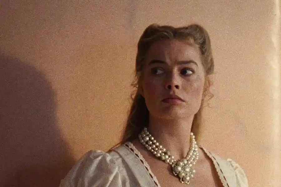Margot Robbie dan Wuthering Heights Puncaki Box Office Global, Raihan Tembus £7,6 Juta di Inggris! Margot Robbie dalam Wuthering Heights (2026) (foto: Dok Warner Bros.)