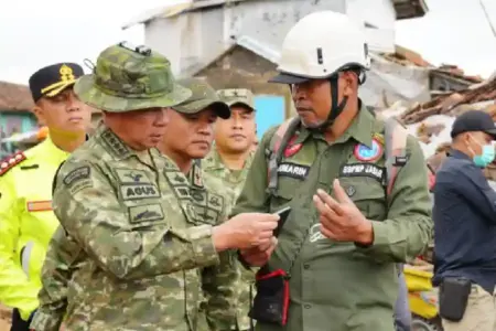Panglima TNI Jenderal Agus Subiyanto meninjau lokasi longsor Cisarua, Bandung Barat, memastikan operasi SAR hari ke-14 berjalan optimal.