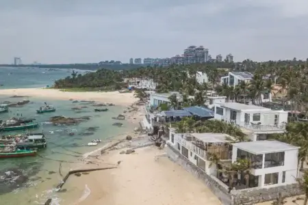 Foto udara yang menunjukkan rumah-rumah penduduk dan kedai kopi di tepi pantai di Kota Longlou, Wenchang, Provinsi Hainan, Tiongkok selatan. (foto: Xinhua/Pu Xiaoxu)