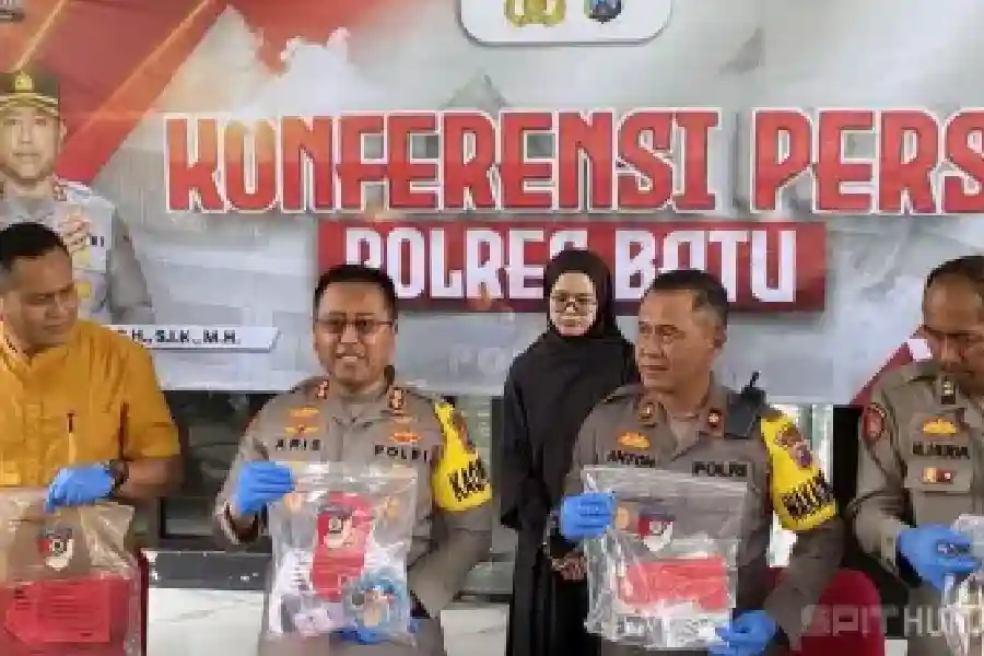Rumah Penjual Emas di Kota Batu Dibobol, 210 Keping Logam Mulia Senilai Rp168 Juta Digondol Pelaku Rumah penjual emas di Kota Batu dibobol. Sebanyak 210 keping emas dan 10 keping perak senilai Rp168 juta digadaikan pelaku.