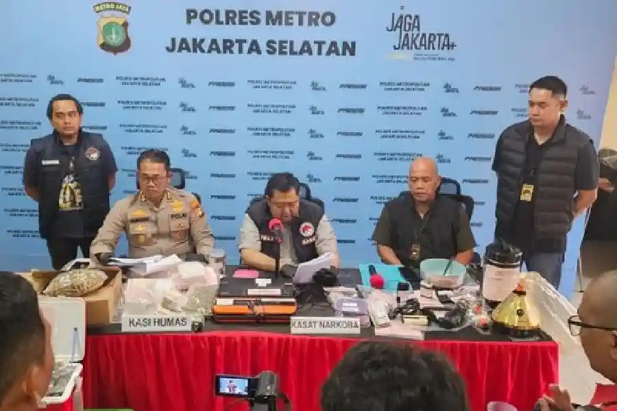 Tanam Ganja di Rumah Konten Kreator AW Ditangkap di Jagakarsa, Polisi Sita 3,6 Kg Lebih Barang Bukti Konten kreator AW ditangkap di Jagakarsa karena menanam ganja di rumah. Polisi sita lebih dari 3,6 kg ganja dan peralatan semi-hidroponik.