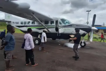 Tim gabungan olah TKP penembakan pesawat Smart Air PK-SNR di Bandara Koroway Batu, Papua Selatan. 13 lubang peluru dan amunisi diamankan.