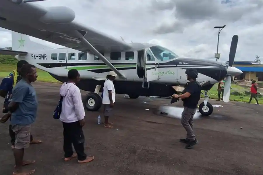 13 Lubang Peluru Ditemukan dalam Olah TKP Penembakan Pesawat Smart Air di Bandara Koroway Batu Tim gabungan olah TKP penembakan pesawat Smart Air PK-SNR di Bandara Koroway Batu, Papua Selatan. 13 lubang peluru dan amunisi diamankan.