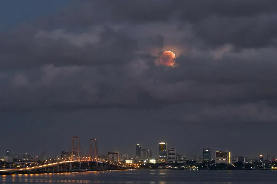 Puncak Gerhana Bulan Total Hari Ini Dimulai 18.03 WIB, Warga Surabaya Harap-Harap Cemas Dipayungi Awan