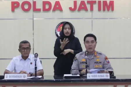 Polda Jatim Tegaskan Perang Melawan Premanisme, Polisi Pastikan Negara Tak Boleh Kalah Polda Jatim menegaskan komitmen memberantas premanisme. Polisi memastikan negara tidak kalah oleh intimidasi, pemerasan, hingga ancaman bersenjata tajam.
