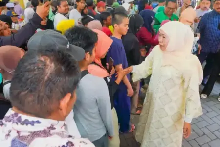Ribuan Warga Padati Riyayan Hari Terakhir di Rumah Gubernur Khofifah, Semangat Gotong Royong Menguat Ribuan warga padati riyayan Idul Fitri di rumah Gubernur Khofifah di Surabaya. Tradisi ini perkuat silaturahmi dan gotong royong masyarakat.