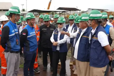 Kepala Otorita IKN Basuki Hadimuljono meninjau operasi Pertamina Hulu Mahakam di Kutai Kartanegara untuk memastikan dukungan energi bagi pembangunan IKN.