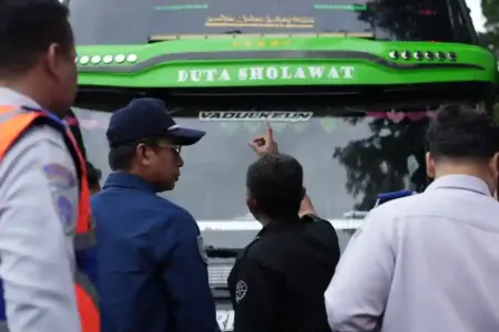 Rampcheck Lebaran 2026, Kemenhub Periksa 60 Ribu Bus, Ribuan Armada Tak Laik Jalan Kemenhub lakukan rampcheck 60 ribu bus selama Lebaran 2026. Ribuan armada dinyatakan tak laik jalan demi keselamatan pemudik.