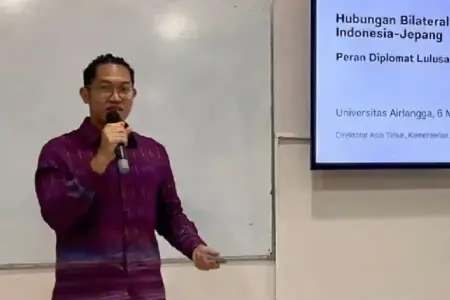 20 Tahun Sastra Jepang UNAIR, Diplomat Kemenlu Ungkap Peran Lulusan Bahasa dalam Diplomasi Indonesia–Jepang Diplomat Kemenlu Dhanang Rachmanda Fitri memaparkan pentingnya peran lulusan sastra dalam diplomasi Indonesia–Jepang pada kuliah tamu 20 tahun Sastra Jepang UNAIR.
