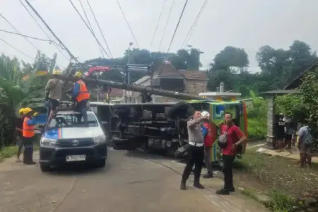 Odong-Odong Terguling di Tanjakan Mojokerto, Satu Penumpang Tewas dan Lima Luka Odong-odong terguling di Mojokerto akibat diduga tak kuat menanjak. Satu penumpang tewas, lima lainnya luka dan dirawat di RS.