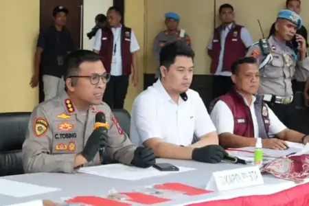 Polresta Sidoarjo Bongkar Sindikat Pencurian Brankas Lintas Provinsi, Enam Pelaku Terlibat Polresta Sidoarjo mengungkap sindikat pencurian brankas lintas provinsi. Dua pelaku ditangkap, tiga ditahan di Jawa Barat, dan satu masih buron.