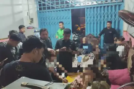 Respons Aduan Cak Rama, Polres Gresik Amankan 16 Orang dan 93 Botol Miras di Cerme Polres Gresik amankan 16 orang dan 93 botol miras di Cerme usai aduan Cak Rama. Satu orang terdeteksi positif amphetamine.