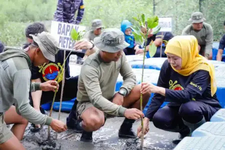 Khofifah dan Pasmar 2 Tanam 1.200 Mangrove di Kenjeran, Perkuat Upaya Pelestarian Pesisir Gubernur Khofifah bersama Pasmar 2 tanam 1.200 mangrove di Kenjeran Surabaya, dorong pelestarian pesisir dan mitigasi perubahan iklim.