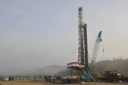 Strategi Bisnis Adaptif Elnusa Tangkap Peluang Industri Energi, Dukung Target Produksi Migas Nasional Elnusa memperkuat strategi bisnis adaptif untuk menangkap peluang industri energi dan mendukung target produksi migas nasional 1 juta barel per hari.