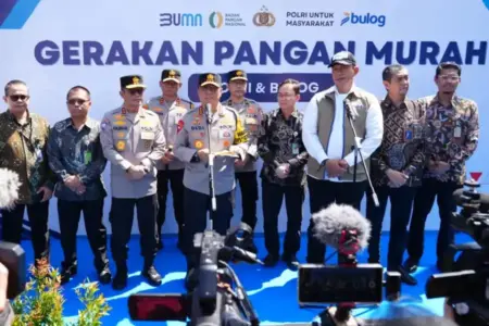 Stok beras nasional mencapai rekor 3,9 juta ton pada Maret 2026. Bulog dan Polri memastikan distribusi pangan lancar dan harga tetap stabil hingga akhir tahun.