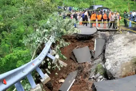 Jembatan Ambruk, Akses Wisata Air Terjun Madakaripura Ditutup Sementara Akses ke Air Terjun Madakaripura ditutup sementara usai jembatan ambruk akibat hujan deras, polisi pasang garis pengaman.