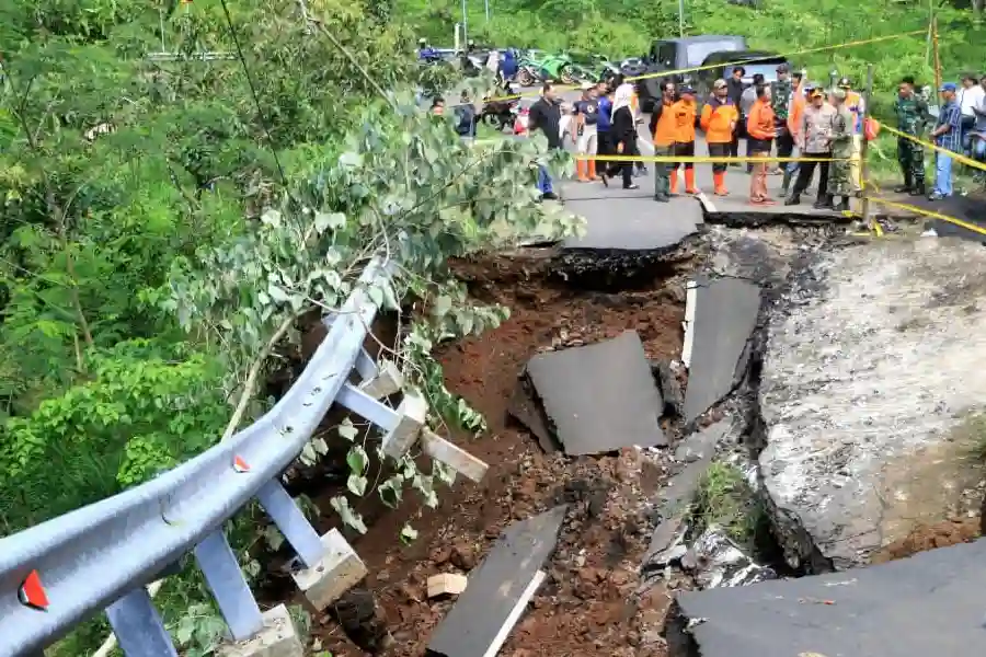 Jembatan Ambruk, Akses Wisata Air Terjun Madakaripura Ditutup Sementara Akses ke Air Terjun Madakaripura ditutup sementara usai jembatan ambruk akibat hujan deras, polisi pasang garis pengaman.