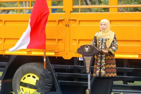 Gubernur Khofifah menyerahkan truk hasil normalisasi dimensi untuk mendukung program Zero ODOL 2027 di Jawa Timur dan meningkatkan keselamatan transportasi.