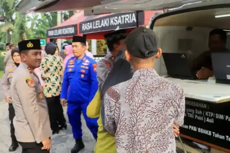 Polres Probolinggo membuka layanan Samsat dan SIM Keliling sambil berbagi takjil di Ramadan untuk memudahkan warga mengurus pajak kendaraan.
