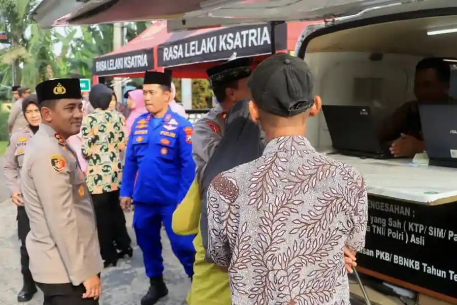 Polres Probolinggo Gelar Layanan Samsat dan SIM Keliling Sambil Berbagi Takjil Saat Ramadan Polres Probolinggo membuka layanan Samsat dan SIM Keliling sambil berbagi takjil di Ramadan untuk memudahkan warga mengurus pajak kendaraan.