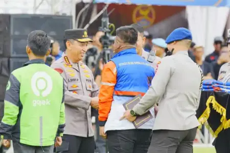 Kapolri Jenderal Listyo Sigit memimpin apel ojol dan buruh di Palembang, menekankan pentingnya persatuan demi menjaga stabilitas nasional.