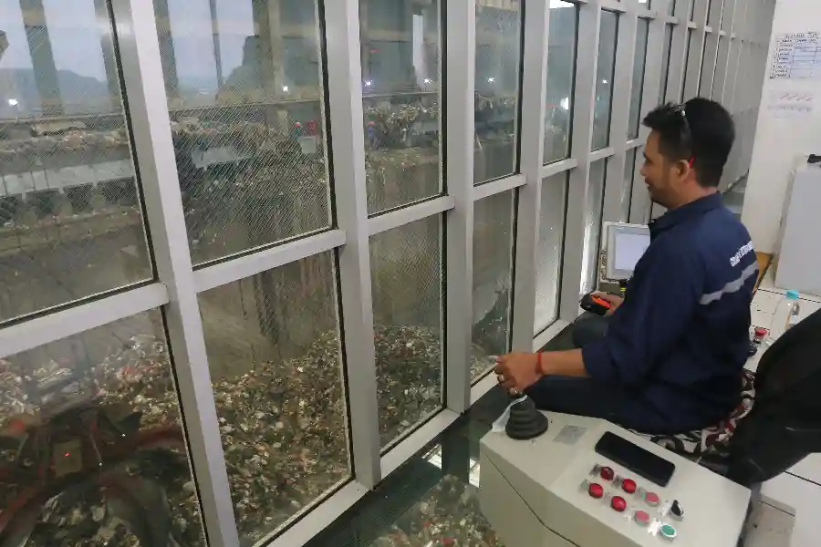 Surabaya Siapkan PSEL Kedua, Target Olah 800 Ton Sampah per Hari Jadi Energi Listrik Pemkot Surabaya menyiapkan PSEL kedua untuk mengolah 800 ton sampah per hari menjadi energi listrik, melengkapi fasilitas waste to energy di Benowo.