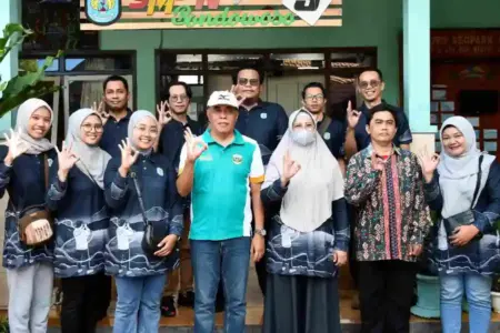 Tenaga honorer SMPN 3 Bondowoso mengapresiasi kebijakan Bupati Abdul Hamid Wahid terkait pengangkatan PPPK paruh waktu dan pembayaran honor.