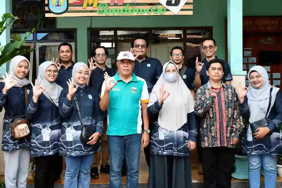 Tenaga Honorer SMPN 3 Bondowoso Apresiasi Kebijakan Bupati Abdul Hamid Wahid soal PPPK Paruh Waktu Tenaga honorer SMPN 3 Bondowoso mengapresiasi kebijakan Bupati Abdul Hamid Wahid terkait pengangkatan PPPK paruh waktu dan pembayaran honor.