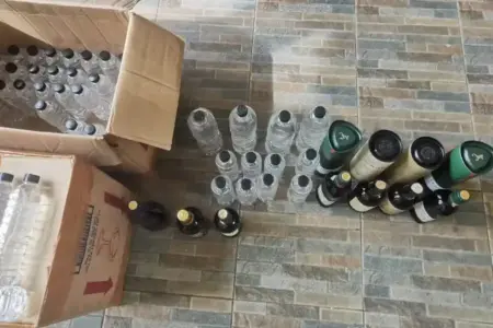 Polisi Bongkar Peredaran Miras Ilegal di Lakarsantri Surabaya, Ratusan Liter Disita Saat Ramadan Polrestabes Surabaya menyita ratusan liter miras ilegal di Lakarsantri saat Ramadan. Polisi juga mengamankan seorang penjual setelah laporan warga.