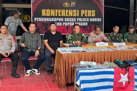 TNI-Polri sita 561 amunisi dan puluhan barang bukti dari camp KKB di Kali Nabarua, Nabire. Aparat masih buru DPO pimpinan AK.
