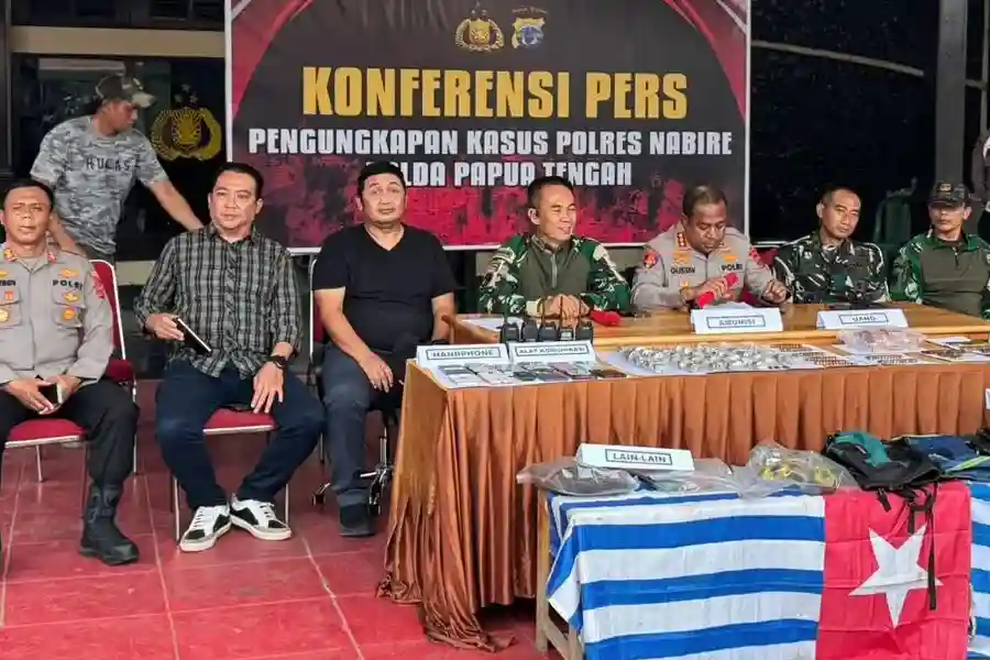 TNI-Polri Gelar Operasi di Nabire, 561 Amunisi Disita dari Camp KKB di Kali Nabarua TNI-Polri sita 561 amunisi dan puluhan barang bukti dari camp KKB di Kali Nabarua, Nabire. Aparat masih buru DPO pimpinan AK.
