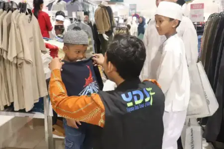YDSF dan Matahari Department Store ajak 40 anak yatim di Surabaya belanja kebutuhan Lebaran gratis di Delta Plaza, menghadirkan kebahagiaan Ramadhan.