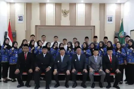 Bupati Jombang Warsubi menyerahkan SK CPNS dan mengambil sumpah 23 PNS baru. ASN diminta menjunjung nilai BerAKHLAK dan fokus pada pelayanan publik.