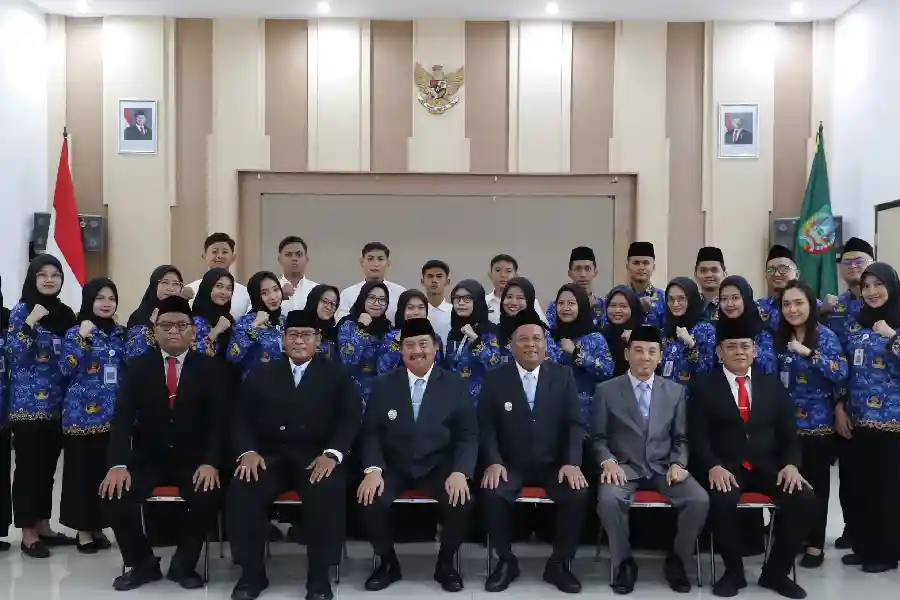 Bupati Jombang Warsubi menyerahkan SK CPNS dan mengambil sumpah 23 PNS baru. ASN diminta menjunjung nilai BerAKHLAK dan fokus pada pelayanan publik.