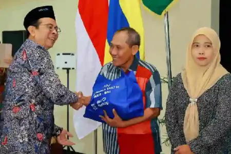 DWP UNAIR bersama BNI menyalurkan 1.000 paket sembako bagi tenaga penunjang kampus dan warga sekitar dalam program bakti sosial Ramadan 1447 H.