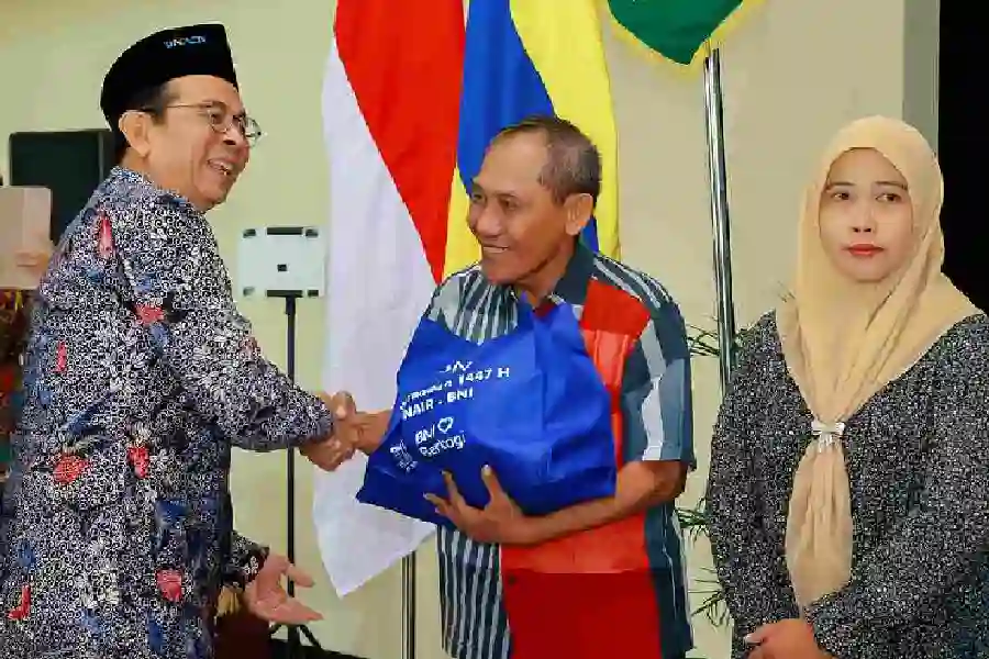 DWP UNAIR bersama BNI menyalurkan 1.000 paket sembako bagi tenaga penunjang kampus dan warga sekitar dalam program bakti sosial Ramadan 1447 H.