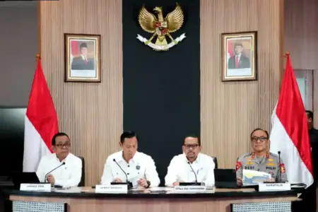 Mudik Lebaran 2026 Dijaga Ketat, Polri Kerahkan 161 Ribu Personel dan Optimalkan Layanan Darurat 110 Polri siap kerahkan 161 ribu personel dan 2.746 pos pengamanan untuk mudik Lebaran 2026. Layanan darurat 110 dioptimalkan untuk respons cepat bagi pemudik.