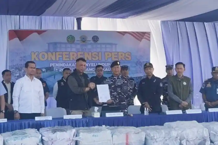 Penyelundupan 200 Ton Arang Bakau Digagalkan di Riau, Pemerintah Perketat Pengawasan Ekosistem Mangrove Penyelundupan 200 ton arang bakau ilegal di Kepulauan Meranti, Riau, digagalkan aparat. Negara diperkirakan rugi Rp4,6 miliar, ribuan pohon mangrove terancam.