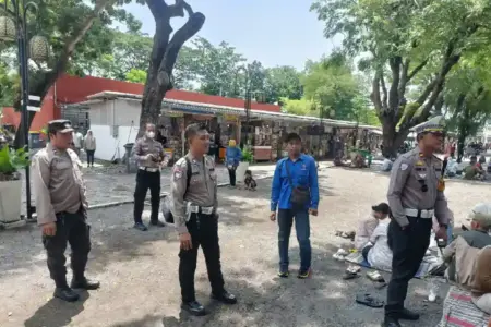 Libur Lebaran 2026, Polisi Perketat Pengamanan Pantai Kenjeran Surabaya Polisi perketat pengamanan Pantai Kenjeran Surabaya saat libur Lebaran 2026. Ribuan wisatawan memadati lokasi sejak pagi hari.