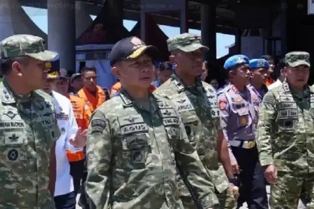 Panglima TNI dan Kapolri Tinjau Kesiapan Pelabuhan Merak, Pastikan Arus Mudik Lebaran 2026 Aman dan Lancar Panglima TNI Agus Subiyanto saat meninjau kesiapan Pelabuhan Merak untuk memastikan kelancaran arus mudik Lebaran 2026.