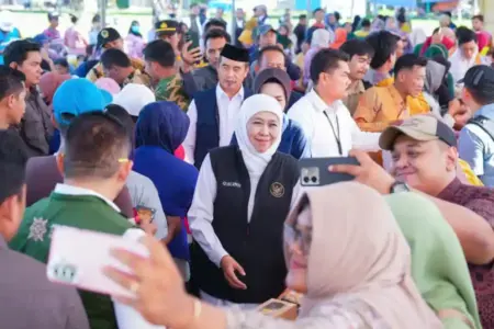 Gubernur Khofifah Gelar Pasar Murah ke-58 di Madiun, Harga Sembako Lebih Murah Jelang Idul Fitri Gubernur Khofifah menggelar Pasar Murah ke-58 di Madiun dengan harga sembako lebih murah untuk menjaga stabilitas harga menjelang Idul Fitri.