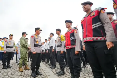 Kapolri dan Panglima TNI Pimpin Apel Operasi Ketupat 2026 di Monas, Targetkan Mudik Aman dan Nyaman Kapolri Listyo Sigit Prabowo memimpin Apel Operasi Ketupat 2026 di Monas dan menegaskan sinergi Polri-TNI untuk mewujudkan mudik aman dan lancar.