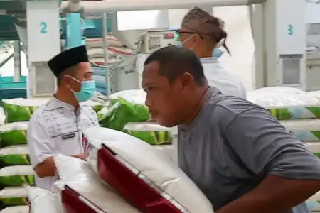 Jelang Idul Fitri, Wabup Mujiono Sidak Pasar Rogojampi dan Penggilingan Beras, Pastikan Harga Terkendali dan Stok Aman Wabup Banyuwangi Mujiono sidak pasar dan penggilingan beras untuk memastikan harga bahan pokok stabil dan stok pangan aman menjelang Idul Fitri.