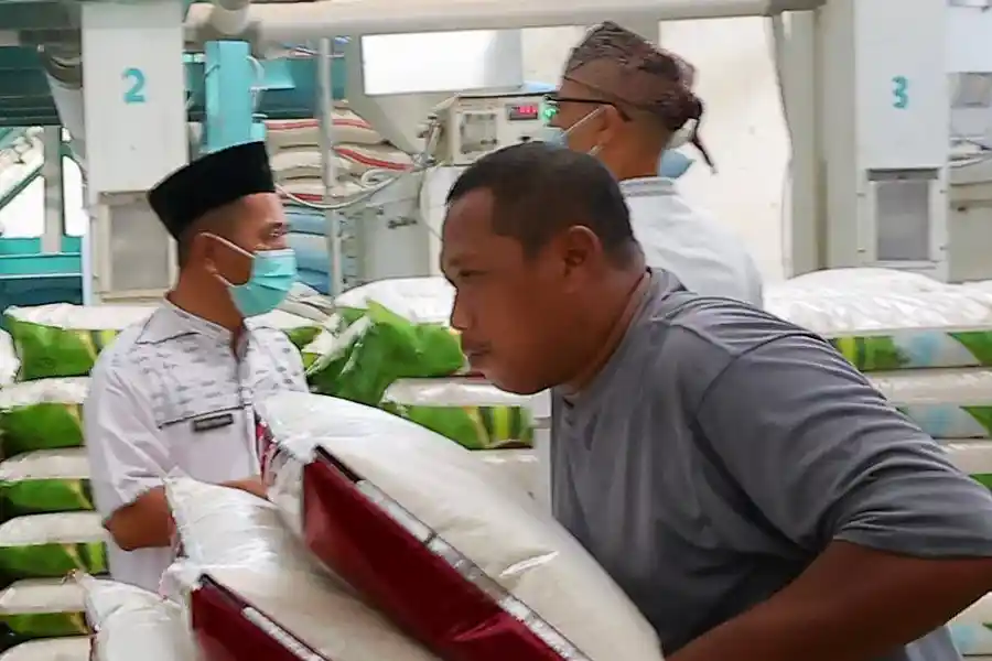Wabup Banyuwangi Mujiono sidak pasar dan penggilingan beras untuk memastikan harga bahan pokok stabil dan stok pangan aman menjelang Idul Fitri.