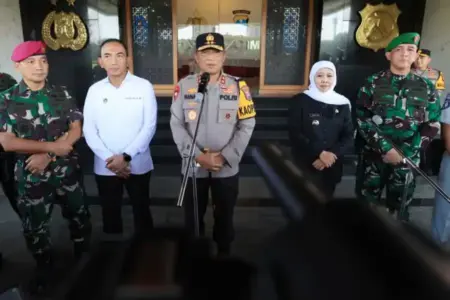 Polda Jatim Siapkan Buffer Zone di Pelabuhan Ketapang Banyuwangi Saat Nyepi, Antisipasi Antrean Kendaraan Polda Jatim menyiapkan buffer zone di Pelabuhan Ketapang Banyuwangi saat penutupan penyeberangan Nyepi untuk mengantisipasi penumpukan kendaraan.